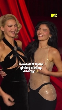 (SOUND)몸매 노출에 진심이라는 킴카다시안 자매