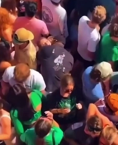 (SOUND)축제 중 수상하리만큼 꼼짝하지 못하는 여자