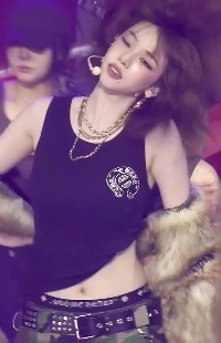 에스파 단발 카리나 블랙 민소매 묵직한 바운스 복부 배꼽 – 인가