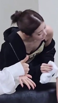 르세라핌 카즈하 소중한 가슴골 빼꼼