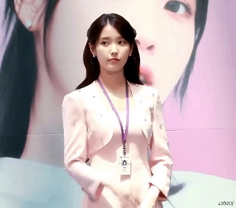 아이유 250725 인천공항세관 홍보대사 위촉식 . GIF
