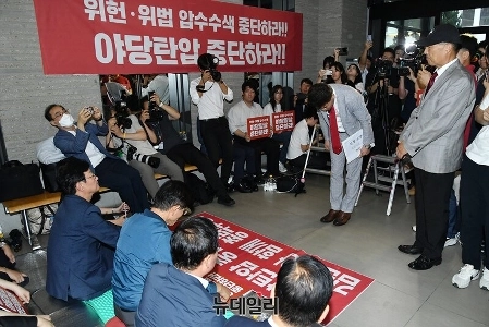 한길이 장동혁 지지하고 몇 발걸음 지나 김문수 앞에 무릎 꿇고 – 가짜 뉴스 아님