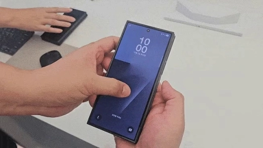 갤럭시 트라이폴드 핸즈온 영상