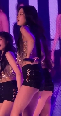 밑에서 찍은 황금 란제리룩 안유진 찰랑이는 생머리와 꿀벅지