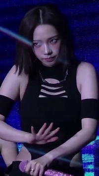 (SOUND)칼단발 카리나 미드에 구멍난 검정 모노키니룩 숙이는 가슴골