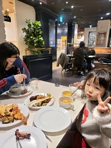 딸내미 둘이랑 애슐리퀸즈 왔는데 뭐 먹어야 되나여