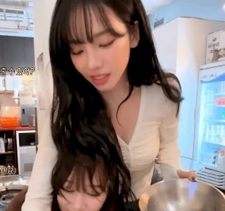 황급히 머리 빼는 에스파 지젤