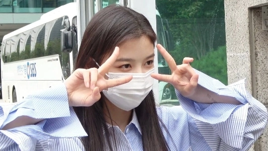 등 타투 처음으로 공개된 김유정.jpg