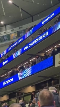 (SOUND)하프타임에 손흥민 주위에 모여드는 토트넘 팬들