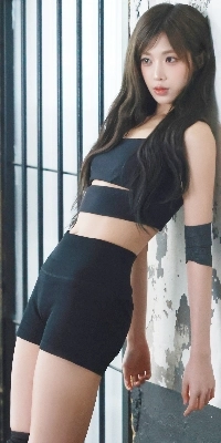 벽에 기댄채 골반 앞으로 내민 트리플에스 니엔 숏레깅스 Y존