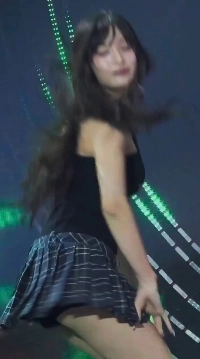 체크스커트 엉덩이 요망하게 내밀고 돌리는 아이브 이서