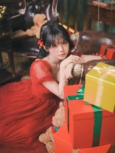 케이크 들고 있는 우정인 빨간 드레스 의외의 가슴골