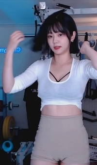 꽉 끼는 숏레깅스 + 하네스끈 브라 비치는 QWER 쵸단