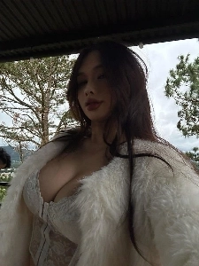 눈 돌아가게 만드는 가슴 크기