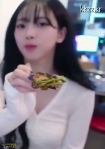 [에스파] 먹는 모습도 예쁜 에스파 카리나