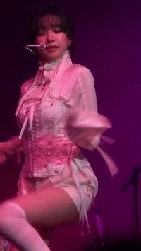 (SOUND)밑에서 찍은 조유리 흰 코르셋 하의실종룩 찰랑이는 꿀벅지