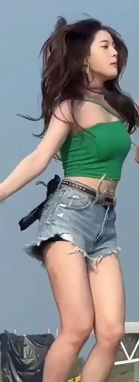 워터밤 녹색 원홀터넥 입고 점프하는 스테이씨 재이 은근한 무빙