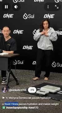 (SOUND)계체량 측정하는 일본 여자 격투기 선수 몸매