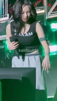 나시탑 입은 카리나 슴골 레전드