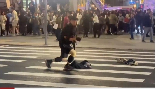 대만 칼부림사건 범인의 부모, 무릎꿇고 사과하는 모습