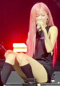 (SOUND)무대 끝에 앉아 다리 꼰 베이비몬스터 아사 Y존 + 매끈한 꿀벅지