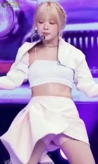 골반 앞으로 내밀며 돌리는 르세라핌 홍은채 핑크색 속바지 Y존