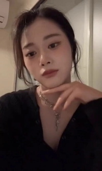 라방 중인 클라씨 원지민 가슴골 슬쩍 보이는 검정 골지 니트