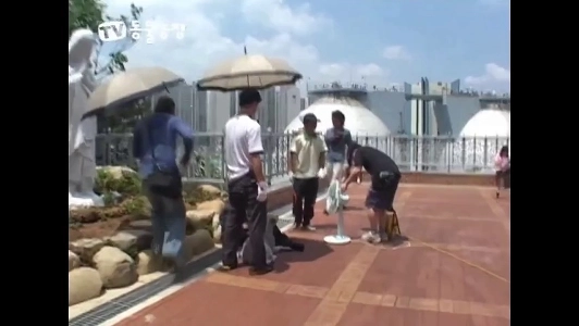 (SOUND)스태프들한테 수발 받는 여배우