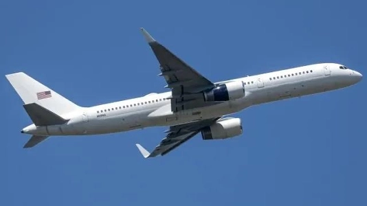 긴급속보) 마두로 태운 미국 호송기 3분전 뉴욕공항에 착륙