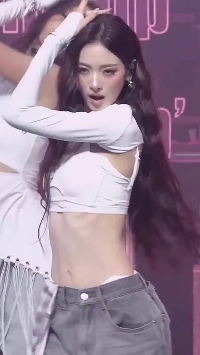 미오브 안나 흰 크롭탑 매끈 복근 슬랜더 몸매