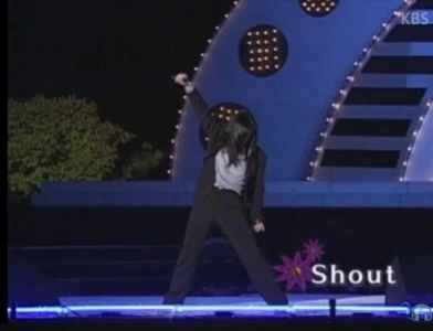 (SOUND)국군 위문공연은 보통 여자가수들이 가는데 김경호가 가니까 난리났네요