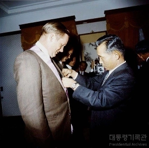 암스트롱에게 훈장 수여하는 박정희