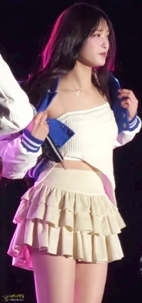 공연 중에 더운지 자켓을 살짝 제끼는 아이브 이서 겨드랑이
