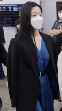 다현 공항패션.자켓 속 얇은 실크원피스 자유로운 무빙