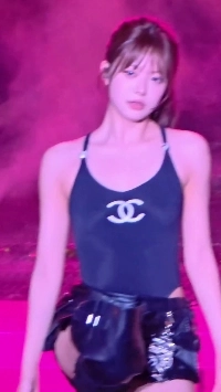 (SOUND)[르세라핌] 홍은채 검정색 샤넬 모니키니룩 슬림핏 겨드랑이