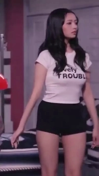 흰티에 검정 핫팬츠 입은 아이브 레이.베이글 몸매 꿀벅지