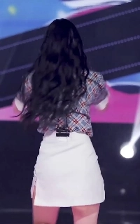 바람에 살랑거리는 흰 초미니 스테이씨 아이사 흰속 뒤태 Y존