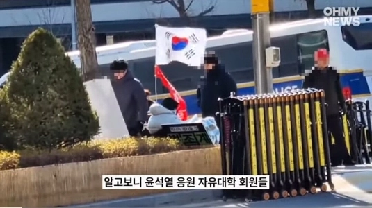 법원 앞 단식 1일차 들어간 청년