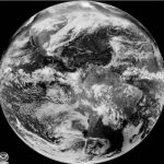 개기일식 동안 지구에 드리운 달 그림자 (NOAA 미국 국립해양대기청 촬영)