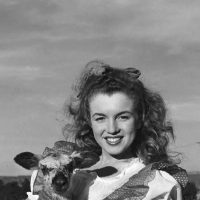 1945년 새끼 염소를 안고 사진을 찍은 소녀