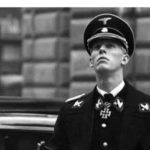 히틀러가 젊은이들을 현혹시키기 위해 만들었던 나치 제복