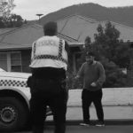 총을 사용하지 않고 칼 든 사람을 제압하는 호주 경찰
