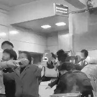 식당에서 식사하는 중국인들