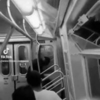 뉴욕 지하철서 흑인이 아시아인 무차별 폭행