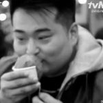한국에 온 외국인들 부상자 속출하는 음식.gif