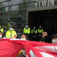 일본 대사관앞에서 전범기 찢는 대학생들