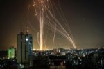 로켓공격을 막아내는 이스라엘의 아이언돔.jpg