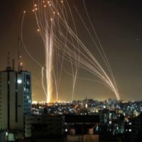 로켓공격을 막아내는 이스라엘의 아이언돔.jpg