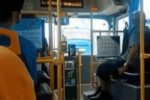 버스에 올라타는 학생 대놓고 성추행하는 짱깨노인