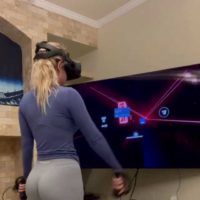VR 게임하는 처자